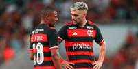 - Foto: Divulgação/Flamengo - Legenda: Arrascaeta e De La Cruz são dois dos principais nomes do elenco do Flamengo / Jogada10