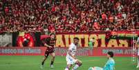 Hércules dribla o goleiro para marcar seu gol. Foto: Leonardo Moreira/Fortaleza / Esporte News Mundo