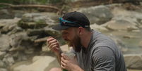 Youtuber Jay Swingler come macarrão instantâneo preparado com água do rio mais quente do mundo  Foto: Reprodução/Youtube/ Jay Swingler