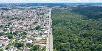 Vista geral da cidade de Manaus, com a avenida Margarita separando a floresta do bairro conhecido como Cidade de Deus Foto: Pedro Kirilos/Estadão / Estadão
