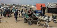 Centenas se arriscam nas estradas de Rafah, fugindo da expansão do ataque terrestre de Israel  Foto: DW / Deutsche Welle