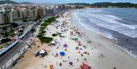 Praia do Forte em Cabo Frio; projeto em tramitação no Senado pode permitir a transferência da propriedade de terrenos do litoral brasileiro hoje sob o domínio da União  Foto: Getty Images / BBC News Brasil