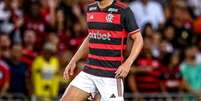 Foto: Marcelo Cortes/CRF - Legenda: Fabrício Bruno em campo pelo Flamengo / Jogada10