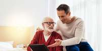 Familiares de idosos devem monitorar eventuais mudanças de comportamento Foto: Dmytro Zinkevych | Shutterstock / Portal EdiCase