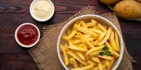 Veja como fazer uma batata frita crocante e sequinha na sua casa – Foto: Shutterstock  Foto: Guia da Cozinha