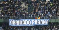  Foto: Albari Rosa/AFP via Getty Images - Legenda: Torcedores do Grêmio estendem faixa de gratidão aos paranaenses / Jogada10