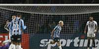 Foto: Albari Rosa/AFP via Getty Images - Legenda: Soteldo vibra logo após abrir o placar para o Grêmio neste 4 a 0 sobre o The Strongest / Jogada10