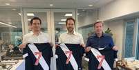 Membros da 777 Partners com a camisa do Vasco Foto: Reprodução/Vasco / Esporte News Mundo