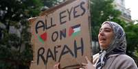 Uma manifestante pró-Palestina segura um cartaz com os dizeres “Todos os olhos voltados para Rafah” em frente à Universidade Sorbonne, em Paris, na França  Foto: MOHAMMED BADRA / EPA / BBC News Brasil