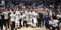 Dallas Mavericks recebe Troféu Oscar Robertson por conquistar a conferência Oeste da NBA Foto: Redes Sociais/Dallas Mavericks / Esporte News Mundo