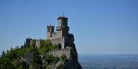 A torre Guaita é uma das três edificações que dominam o horizonte do país - e também aparecem na bandeira  Foto: Visit San Marino/Divulgação / Viagem e Turismo