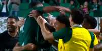 Foto: Reprodução / Premiere - Legenda: Jogadores do Goiás comemoram. O time goiano bate o Sport e assume a ponta da Série B / Jogada10
