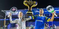 Antomi Ramos e Nicole Nobile com o troféu da Lopes Cup /  Foto: Ana Clara Vidal / Esporte News Mundo