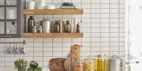 Veja como ganhar espaço na organização da cozinha  Foto: Shutterstock / Alto Astral