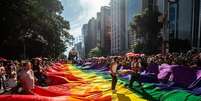 A 24ª Parada LGBT+, na Avenida Paulista: pico de público foi de 73 mil  Foto: Taba Benedicto/Estadão / Estadão