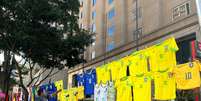 Ambulantes vendem camisas e bandeiras do Brasil na Parada do Orgulho LGBT+ de São Paulo  Foto: Bruna Calazans