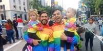 Casal de influenciadores digitais leva filhos à Parada LGBT+  Foto: Alex Braga/Terra