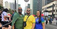 Amigos foram de Marília, interior de São Paulo, pra avenidaPaulista vestindo as cores da bandeira do Brasil  Foto: Bruna Calazand