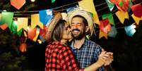 Casal apaixonado curtindo uma festa junina  Foto: klebercordeiro/iStock