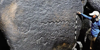 Pedra com gravura de cobra, encontrada às margens do Rio Orinoco  Foto: Philip Riris/José Ramón Oliver/Natalia Lozada Mendieta/Divulgação