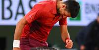 Djokovic cabisbaixo em Roland Garros /  Foto: AllAboutHQ / Esporte News Mundo