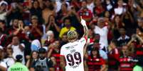 Gabigol e torcida do Flamengo no último jogo contra o Vasco  Foto: Gilvan de Souza / CRF / Esporte News Mundo