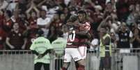  Foto: Lucas Bayer / Jogada10 - Legenda: Gabigol comemorando um gol pelo Flamengo / Jogada10