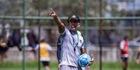 Felipe Maestro comanda treino como t&eacute;cnico do Volta Redonda  Foto: Esporte News Mundo