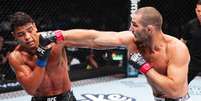 Paulo Borrachinha enfrentando Sean Strickland Foto: Divulgação/UFC / Esporte News Mundo