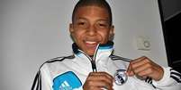 Ainda criança, Kylian Mbappé posa com uniforme do Real Madrid  Foto: Arquivo pessoal