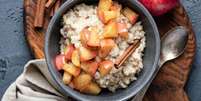 Mingau de aveia com ma&ccedil;&atilde; e canela  Foto: Vladislav Noseek | Shutterstock / Portal EdiCase
