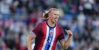 Fredrik Varjell/AFP via Getty Images - Legenda: Haaland em disputa de bola com jogadores de Kosovo -  Foto: Fredrik Varjell/AFP via Getty Images / Jogada10