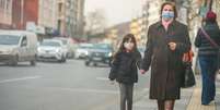 menina andando com mulher adulta na rua  Foto: Getty Images / BBC News Brasil