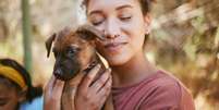 Antes de adotar um animal de estimação, algumas considerações devem ser feitas para tomar essa decisão com responsabilidade  Foto: PeopleImages.com - Yuri A | Shutterstock / Portal EdiCase