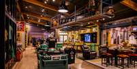 Los Angeles: visita à Warner inclui passagem pelos estúdios de gravação de Friends, com fotos no Central Perk e souvenires temáticos  Foto: Warner Bros. Studio Tour/Divulgação / Viagem e Turismo