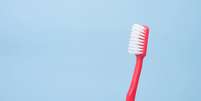 Escova de dente: cobrir com tampa ou usar capinha é certo ou errado?  Foto: Reprodução / Unsplash / Alex Padurariu