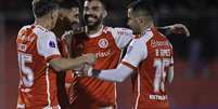 Lucas Alario, do Internacional, comemora o seu gol durante a partida entre Tomayapo, da Bolívia, e Internacional válida pela 4ª rodada do Grupo C da Copa Sul-Americana 2024, no Estádio IV Centenario, em Tarija, na Bolívia, na noite desta terça-feira, 4 de junho de 2024.   Foto: MAX PEIXOTO/DIA ESPORTIVO/ESTADÃO CONTEÚDO