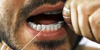Uso de fio dental é essencial para a higiene bucal completa  Foto: Daniel Day/Getty Images
