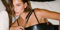 Maxi bolsa –  Foto: Reprodução / Instagram / @haileybieber / Alto Astral