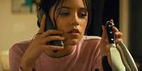 Jenna Ortega: Com apenas 21 anos, a atriz já esteve envolvida em cerca de 40 projetos. Mais recentemente, ela ganhou destaque ao estrelar os filmes “Terror no Estúdio 666” (2022), “X – A Marca da Morte” (2022) e “Pânico VI” (2023).  Foto: divulgação/paramount pictures / Flipar