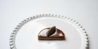 Combinação inusitada: sobremesa elaborada por Bruno Verjus leva chocolate, alcaparras e caviar  Foto: Stéphane Riss/ Divulgação / Estadão