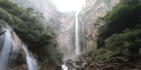 A cachoeira da montanha Yuntai é considerada a cachoeira ininterrupta mais alta da China  Foto: Yuntai Mountain Net / BBC News Brasil