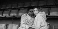 Endrick e Gabriely Miranda sentados em arquibancada  Foto: @instagram
