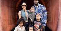 Kim Kardashian, Kanye West e os filhos  Foto: Instagram/@kimkardashian / Estad&atilde;o