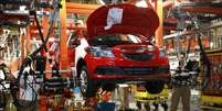 Linha de produção do Onix, da GM: fábrica em Gravataí teve de ser paralisada por causa das enchentes  Foto: GM/Divulgação / Estadão
