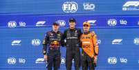 Verstappen, Russell e Norris. O empate visto hoje é raro na história da F1 Foto: FIA