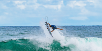 Yago Dora  Foto: Yago Dora mandando aéreo na etapa de El Salvador ( Aaron Hughes/World Surf League) / Olimpíada Todo Dia