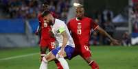  Foto: Romain Perrocheau/AFP via Getty Images - Legenda: Giroud recebe marcação dos canadenses. Atacante passa em branco em seu último jogo com a camisa da França, em casa, antes da aposentadoria / Jogada10