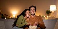 Filmes de comédia romântica são perfeitos para assistir com a pessoa amada no Dia dos Namorados (Imagem; Prostock-studio | Shutterstock)  Foto: Portal EdiCase