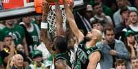 Jaylen Brown e Derrick White dão toco em P.J. Washington Foto: Redes Sociais/Boston Celtics / Esporte News Mundo